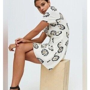 Urban Outfitters Bettie Twist Daisy Floral Babydoll Mini Dress Sz S UO